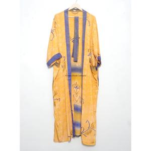 Robe Kimono Florale Fleur Dorée, Peignoir de Salon Orient Bloom, Robe Kimono Jardin au Coucher du Soleil, Robe en Soie Rose Vintage KIMONO - Product Image 1