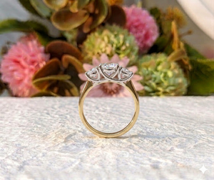 Anillo de Compromiso Solitario de Tres Piedras con Moissanita de 2 Quilates de Lurba Jewels, Joyería Fina de Plata 925 para Mujer - Product Image 4