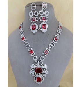 Exclusivo Juego de Collar y Aretes de Diseño Moderno con Acabado Plateado y Piedras de Circonio de la Mejor Calidad, Colección para Bodas - Product Image 1