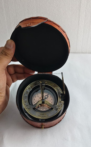 เข็มทิศนาฬิกาแดดทองเหลืองพร้อมกล่องหนัง เครื่องมือเดินเรือโบราณ สลักตัวเลขโรมัน - Product Image 6