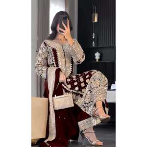 Ensemble haut-bas et dupatta en satin fantaisie avec broderie lourde et travail de sequins - Product Image 3