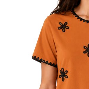 Camiseta de Mujer con Bordado Floral Naranja Quemado, Ribete en Contraste Negro, Cuello Redondo, Manga Corta, Estilo Casual, OEM ODM Personalizable - Product Image 3