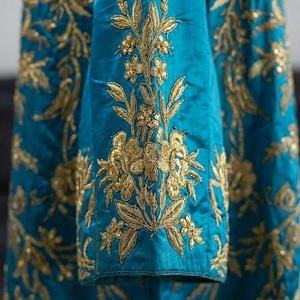 Robe Caftan <span class=keywords><strong>Marocain</strong></span> <span class=keywords><strong>Traditionnel</strong></span> Bleu Brodé à la Main avec Badges, Manches Longues, Motif Floral - Product Image 2