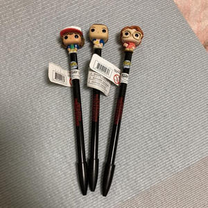 Distribuidores mayoristas de bolígrafos Funko Pop de Stranger Things, bolígrafos de escritura de estilo oficial para fanáticos, venta al por mayor al mejor precio - Product Image 1