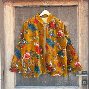 Veste matelassée en velours à motifs floraux moutarde, manteau bohème fait main - Product Image 2