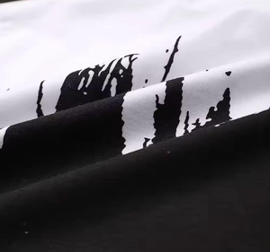เสื้อยืดคอกลมแขนสั้นผู้ชาย ลายเพ้นท์มือสีดำขาว สไตล์ลำลอง ทรงปกติ - Product Image 4