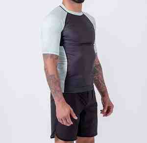 Chemises de compression pour hommes OEM de qualité supérieure, imprimées par sublimation, en polyester, pour la gym, le fitness, le surf et la plongée - Product Image 1