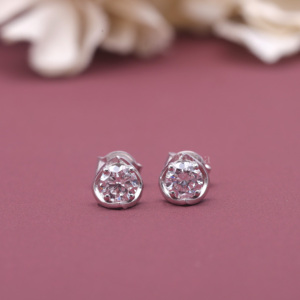 Pendientes de botón redondos con diamantes cultivados en laboratorio certificados por IGI, engastados en plata de ley 925 maciza |   Pendientes Minimalistas de Diamantes - Product Image 1
