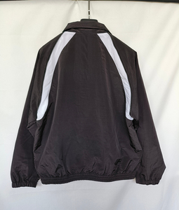 เสื้อแจ็คเก็ตกันลมสำหรับผู้ชายขายส่ง แบบสปอร์ต เป็นมิตรกับสิ่งแวดล้อม เหมาะสำหรับฤดูหนาว สวมใส่สบาย น้ำหนักเบา ระบายอากาศได้ดี เหมาะสำหรับกิจกรรมกลางแจ้ง มีโลโก้ด้านหน้า - Product Image 5