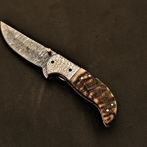 Cuchillo de bolsillo hecho a mano de acero de Damasco con punta curva, perilla para el pulgar y mango texturizado para uso diario. - Product Image 5