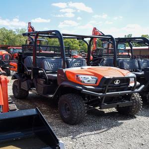 Véhicule utilitaire puissant Kubota RTV-X 4x4 avec transmission automatique 250cc, machine agricole robuste, cabine de conduite côte à côte robuste - Product Image 3