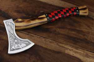 Hache viking forgée à la main, lame en acier à haute teneur en carbone, manche en bois enveloppé de cuir noir et rouge, outil de survie avec étui en cuir - Product Image 5