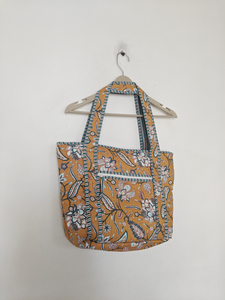 Sac fourre-tout matelassé orange moyen à double poignée et fermeture éclair, multi-usages - Product Image 1