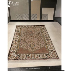 Alfombra de Oración de Seda Fina con Diseño Único, Alfombra Islámica Cómoda para el Hogar, la Mezquita y Viajes, Disponible para la Venta - Product Image 5