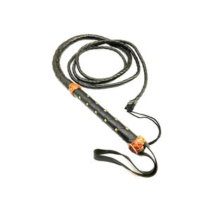 Fouet en cuir avec accents orange, design tressé, manche noir - Product Image 1