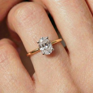 Anillo de Compromiso de Diamante Moissanite de Forma Ovalada Blanca, Plata de Ley 925, Anillo de Diamante Personalizado y Otra Joyería de Diamantes - Product Image 1