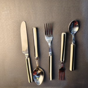 Ensemble de couverts minimaliste en émail crème, couverts modernes en acier inoxydable bicolore, design élégant, couteau, fourchette et cuillère à dîner - Product Image 6