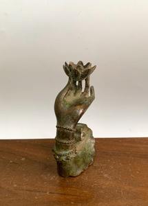 Brûle-encens traditionnel en laiton en forme de main de Bouddha avec base en lotus, parfait pour l'espace de méditation, la décoration spirituelle et les occasions festives - Product Image 2