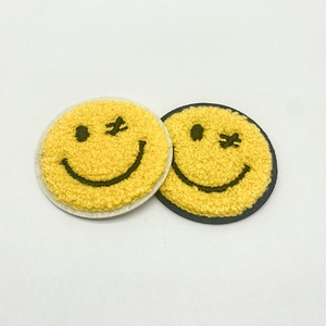 Fabricant de patchs en chenille avec visage souriant, patchs brodés personnalisés avec des emojis pour vêtements, sacs et couvre-chefs - Product Image 2
