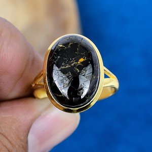 Anillo de Shungita Natural en Forma Ovalada con Baño de Oro de 18k sobre Plata de Ley 925 - Product Image 2