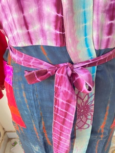 Bata Larga con Cuello en V y Estampado Tie Dye para Mujer, Manga Larga, Informal, para Verano, Tejido Suave, Estilo Kimono con Patrones en Rosa, Azul y Rojo - Product Image 4