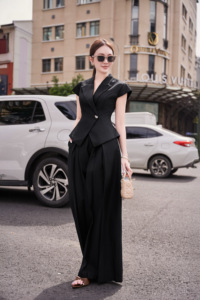 ชุดทำงานผู้หญิง ODM OEM สีดำ ดีไซน์หรูหรา ปกคอวี แขนสั้น ตัดเย็บอย่างประณีต พร้อมสายคาดเอว สำหรับออฟฟิศ ธุรกิจ ออกแบบตามสั่ง NERINA - Product Image 2