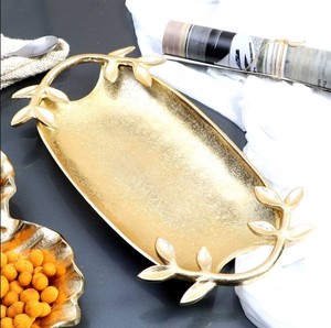Plateau en aluminium poli finition or de qualité supérieure, plateau de service design moderne avec poignée en forme de feuille pour mariage, dîner, décoration de la maison - Product Image 1