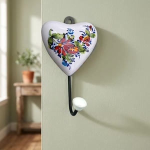 Gancho de pared de cerámica con forma de corazón y diseño floral, hecho a mano, estilo vintage, gancho individual para colgar llaveros - Product Image 4