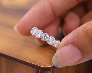 Anillo de media banda con 6 piedras de moissanita de corte redondo para mujer, plata 925 original con engaste de bisel, regalo para joyería nupcial - Product Image 2