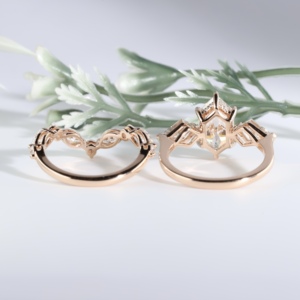 Ensemble de bagues en or rose avec diamants hexagonaux, diamants latéraux en forme de cerf-volant et marquise, diadème incurvé, alliance assortie en forme de V pour femme - Product Image 3