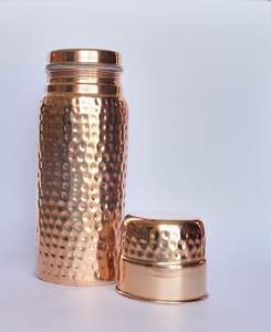 Bouteille d'eau en cuivre : Articles d'hydratation de marque Lifestyle pour les magasins de détail, les marques en ligne et les boutiques de bien-être - Product Image 1