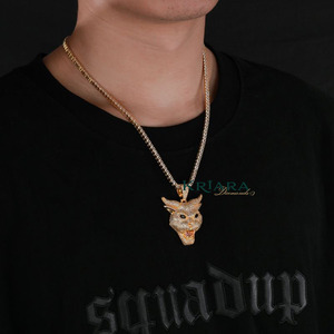 Colgante de Cabeza de Toro de Plata 925 Chapado en Oro de 18K con Moissanita, Corte Redondo, Temática Animal, Lujo, Unisex, Regalo, Uso Diario - Product Image 3