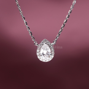 จี้เพชรทรงลูกแพร์แบบ Halo ที่ได้รับการรับรองจาก IGI พร้อมสร้อยคอทองคำ 14K สีโรสโกลด์/สีเหลืองและสีขาว เครื่องประดับเพชรที่ยั่งยืน - Product Image 3