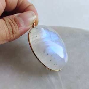 Natural <b>Rainbow</b> Moonstone Oval Shape Gold Pendant 29x39mm Fine Gemstone Necklace Pendant For Women Elegant Jewelry Making Bulk - Product Image 5