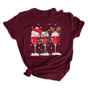 Camiseta navideña personalizada color granate para mujer, camiseta gráfica con estampado festivo de gorro de Papá Noel, luces y renos, cuello redondo. - Product Image 1