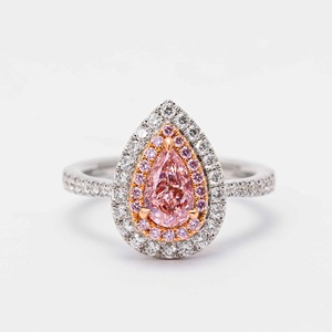 Elegante Anillo de Compromiso de Oro Blanco de 14K con un Clúster de Diamantes Cultivados en Laboratorio de Color Naranja Rosado en Forma de Pera de 1.65ct - Product Image 1