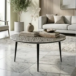 Mesa de centro ovalada con incrustaciones de hueso en blanco y negro, con un moderno diseño geométrico abstracto de triángulos. Disponible al por mayor. - Product Image 2