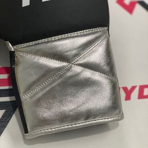 Nouvel ensemble de boxe personnalisé Fly pour l'entraînement et la protection, gants de kickboxing en cuir à lacets noirs pour arts martiaux - Product Image 6