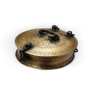 Paandan rústico de latón envejecido con detalles oscuros y tapa única de triple bisagra. Stock disponible a precios de mayorista. - Product Image 1