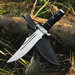 Cuchillo de caza hecho a mano de acero D2 con mango de resina negra y funda de cuero - Product Image 1