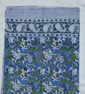 Envílase en un estilo sin esfuerzo con un sarong estampado a mano, hecho de 100% algodón suave. Ligero y perfecto para el verano. - Product Image 1