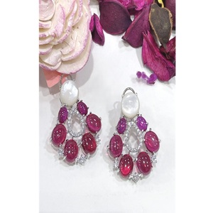 Boucles d'oreilles pendantes romantiques et attrayantes en forme de goutte d'eau avec perles d'imitation et pierres roses, plaquées argent, pour femmes, idéales pour les soirées - Product Image 1