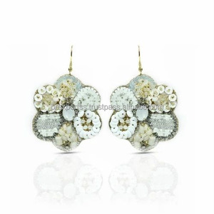 Pendientes Colgantes Florales Blancos Hechos a Mano con Bordado de Cuentas y Lentejuelas, Clásicos para Novias, Accesorios para Bodas y Fiestas, Tamaño Personalizado, Exportación - Product Image 1