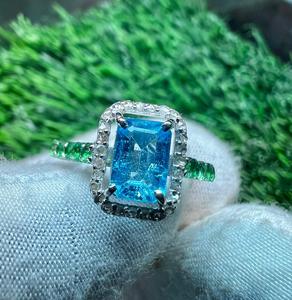 Anillo de cóctel con topacio de corte esmeralda, halo de diamantes pavé y banda de piedras preciosas verdes en plata 925 para mujer, joyería de lujo para compromiso. - Product Image 4