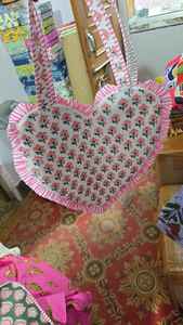 Bolsa de algodón con estampado a mano en forma de corazón, precio mayorista, bolsas de compras personalizadas para San Valentín, con cremallera, para primavera, verano y otoño - Product Image 3