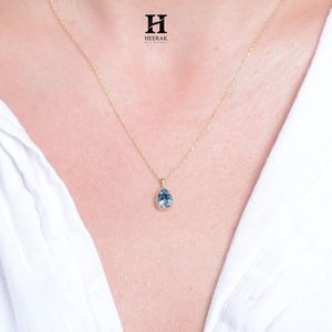 Elegante colgante de piedra azul con corte de pera en oro macizo – Joyería fina - Product Image 6