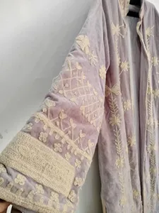 Veste longue en velours brodé lavande pour femmes, style Suzani, avec travail de broderie florale, style bohème, manches longues, style ethnique, vêtements d'extérieur pour l'hiver - Product Image 2