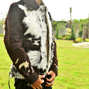 Chaqueta de piel de vaca para invierno con logo frontal y detalles en piel de cabra. - Product Image 2