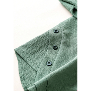 Tunique pour femme à col en V, texturée froissée, avec manches à revers et détail de bouton sur le bas, couleur beige, beige avoine, beige sable - Product Image 4