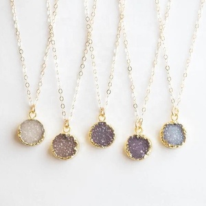 Pendentif rond plaqué naturel Druzy, blanc, noir, rose, fabriqué en laboratoire Nouvelle mode Vente en gros de bijoux en pierre du fabricant - Product Image 1